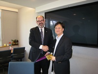 Prof. Simon Evans (left), Pro-Vice-Chancellor (International), the University of Melbourne (Melbourne) was received by Prof. Gordon Cheung (right), Associate Pro-Vice-Chancellor of CUHK, on 9 July 2012.